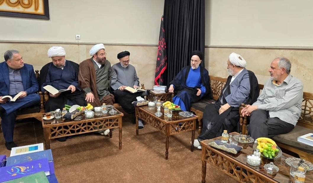 سید محمد خاتمی و ابطحی به دیدار شیخ انصاریان رفتند/ حسین انصاریان تالیفات معنوی فراوانی دارد
