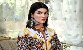  گردشگر زن روس بدون روسری در میدان آزادی تهران/ عکس


