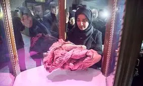 اهدای لباس‌های شهیده ملینا اسدی به موزه دفاع مقدس کرمانشاه