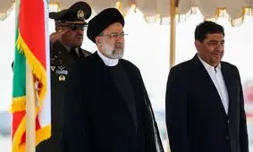 بوسه مخبر بر پیشانی رئیسی در فرودگاه/ عکس

