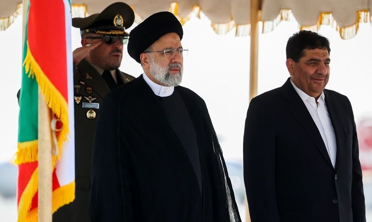 بوسه مخبر بر پیشانی رئیسی در فرودگاه/ عکس
