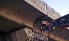 مردی که برای شارژ موبایل لای پل صدر تهران گیر کرد!