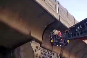 مردی که برای شارژ موبایل لای پل صدر تهران گیر کرد!