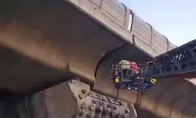 مردی که برای شارژ موبایل لای پل صدر تهران گیر کرد!